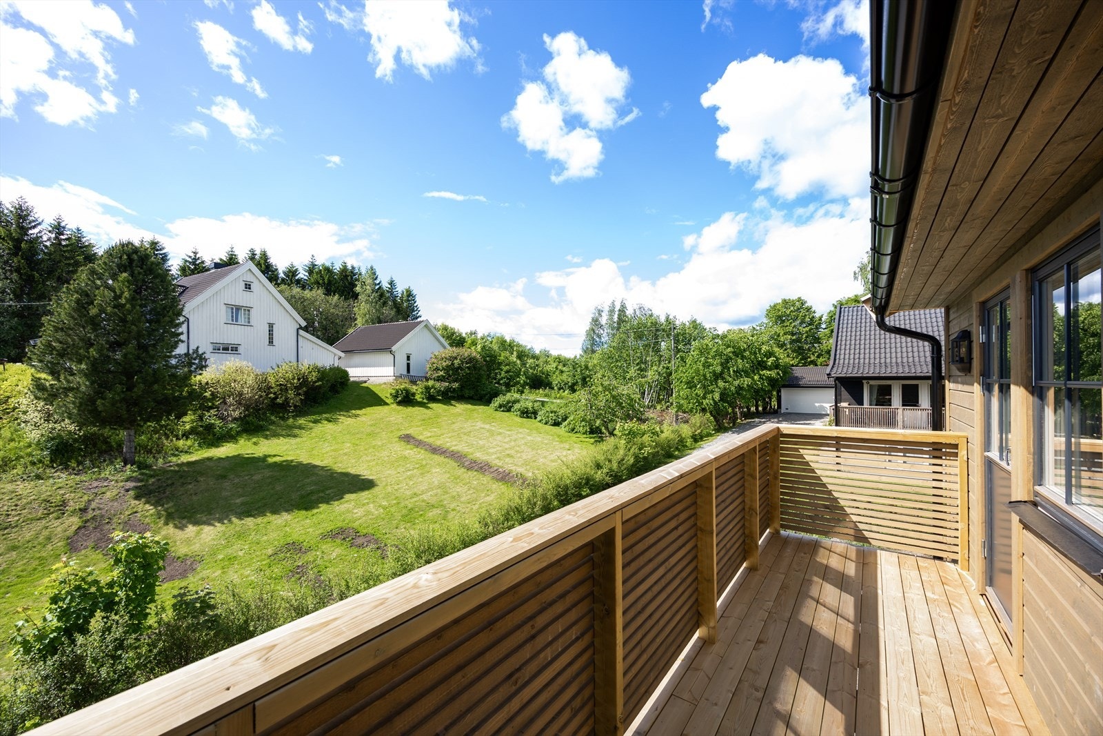 Fra balkongen har man utsikt over nærområdet. Området har god nærhet til skog og mark, perfekt for rekreasjon. Galleribilde