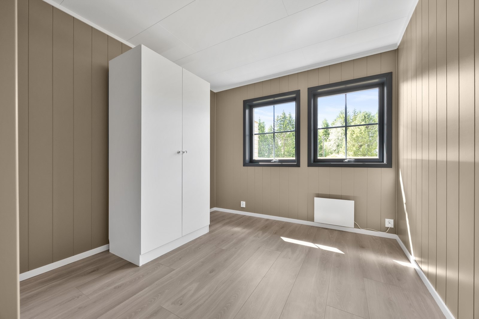 Soverom med plass til seng og garderobeløsning. Galleribilde