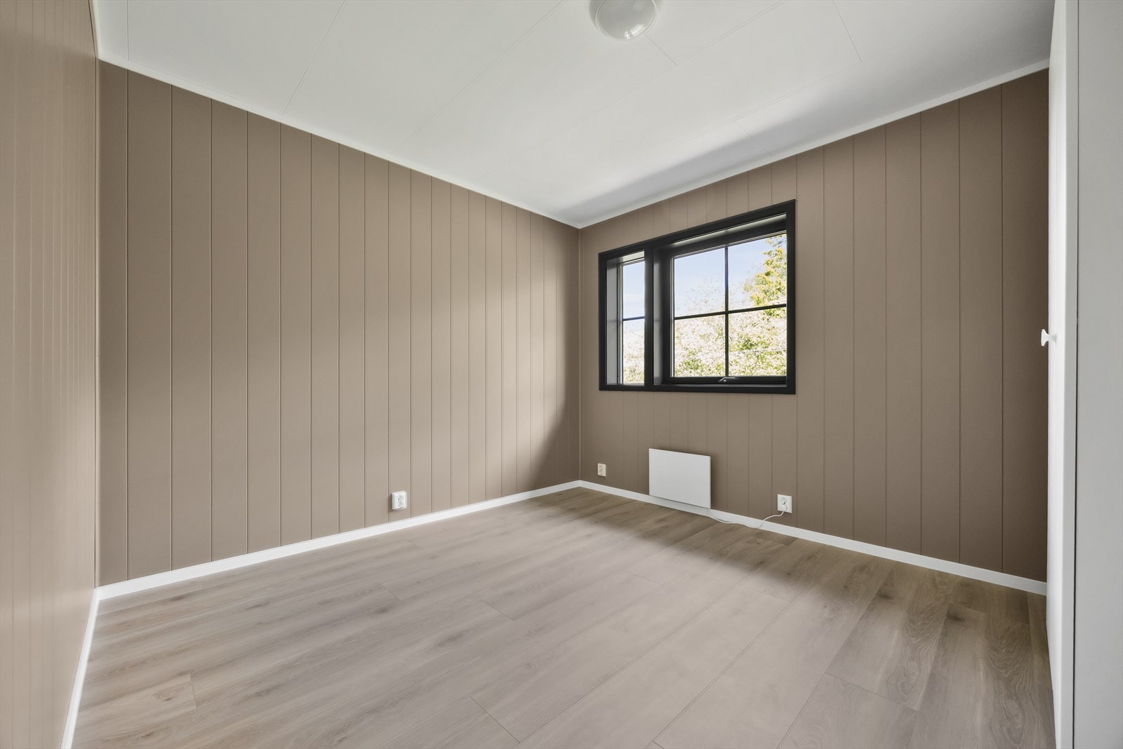 Et av boligens tre soverom. Alle rommene har laminat på gulv og panelplater på vegg. Galleribilde