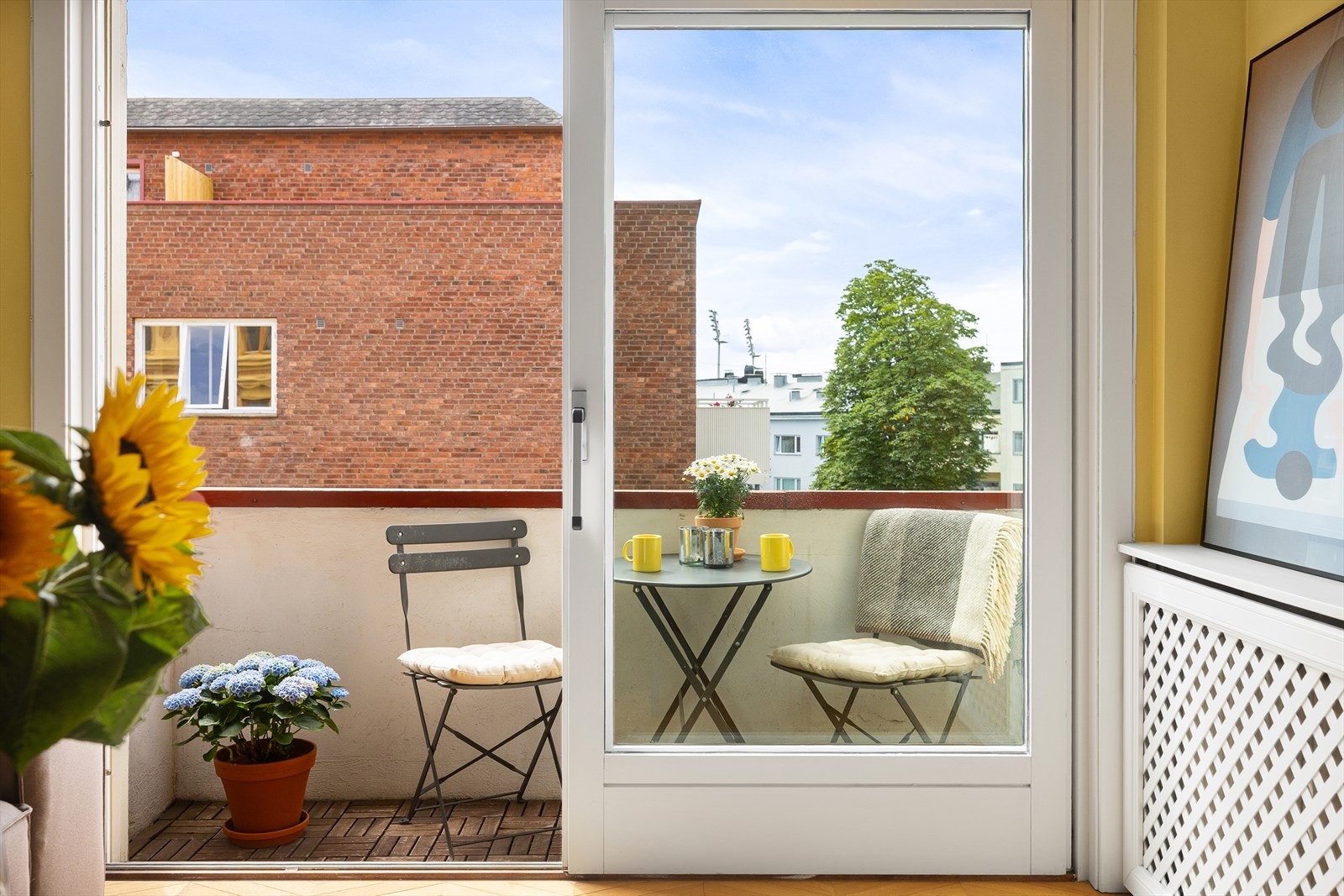 Fra stuen er det utgang til boligens solrike balkong. Galleribilde