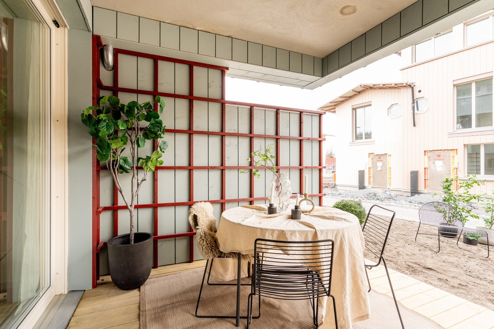 Stor markterrassen på ca. 16 m², med god plass til ulike utemøbler, planter og grill Galleribilde