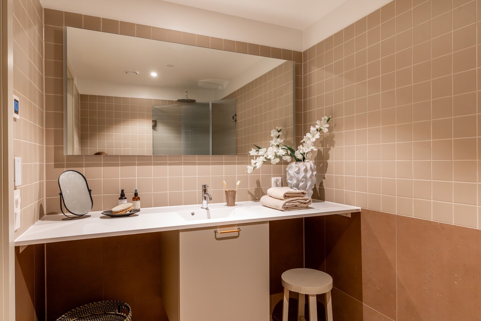 Her får du spa-følelse i hverdagen med store fliser, regnfallsdusj og elegant innredning Galleribilde