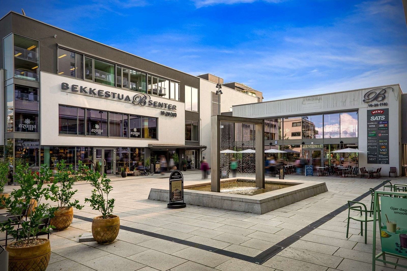 Bekkestua sentrum ligger en kort spasertur fra Ballerud Hageby. Her finner du flere cafeer, pizzeria og restauranter, og mer en ett sted for et hyggelig glass med venner. Galleribilde