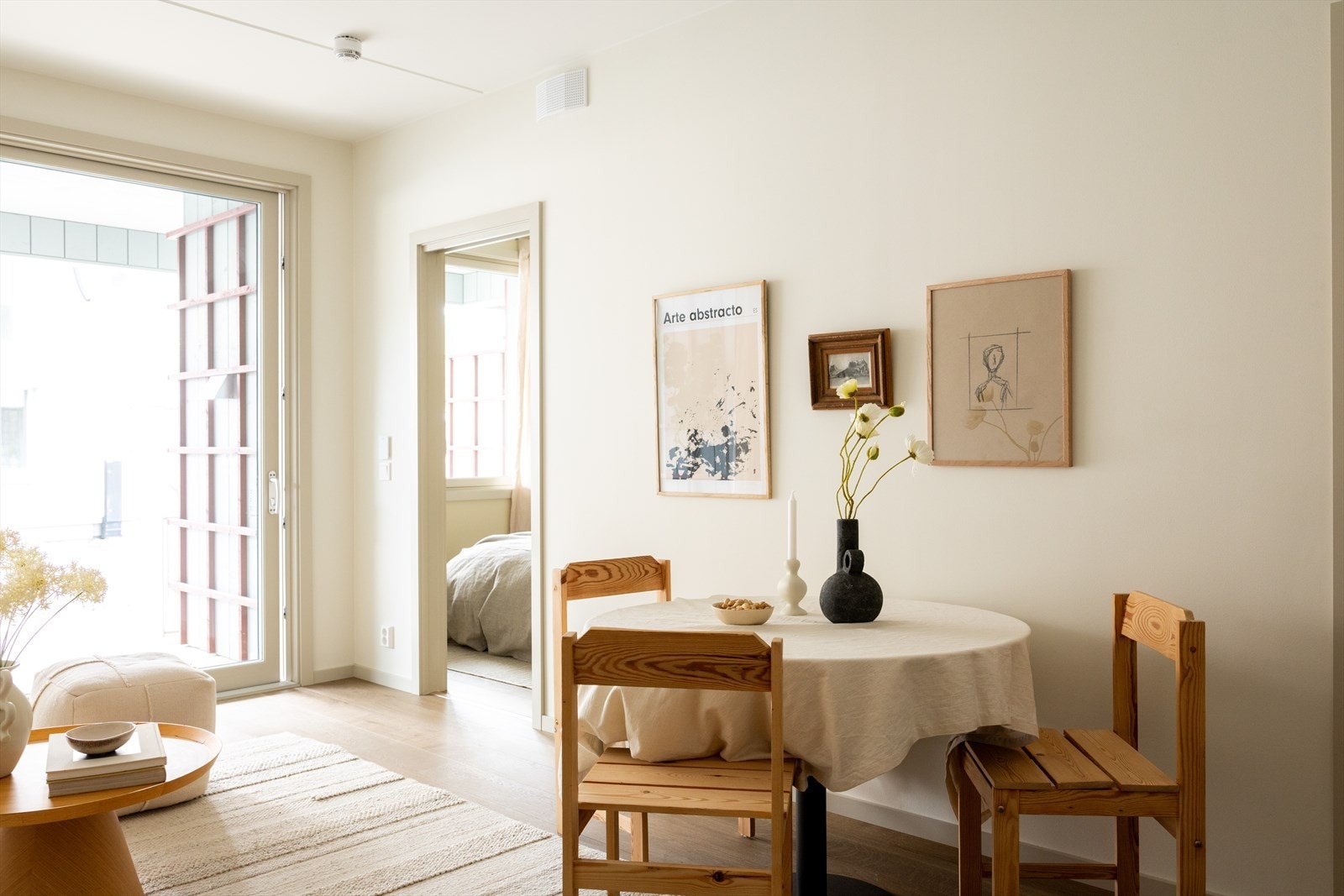 Det er god plass til spisebord i rommet Galleribilde