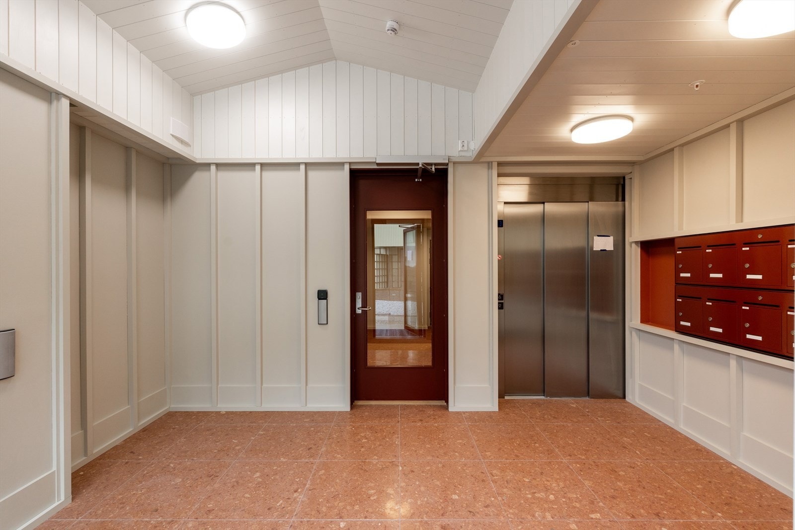 Det er enkel heisadkomst til kjellerplan, hvor leiligheten disponerer en bod på ca. 5 m². Galleribilde