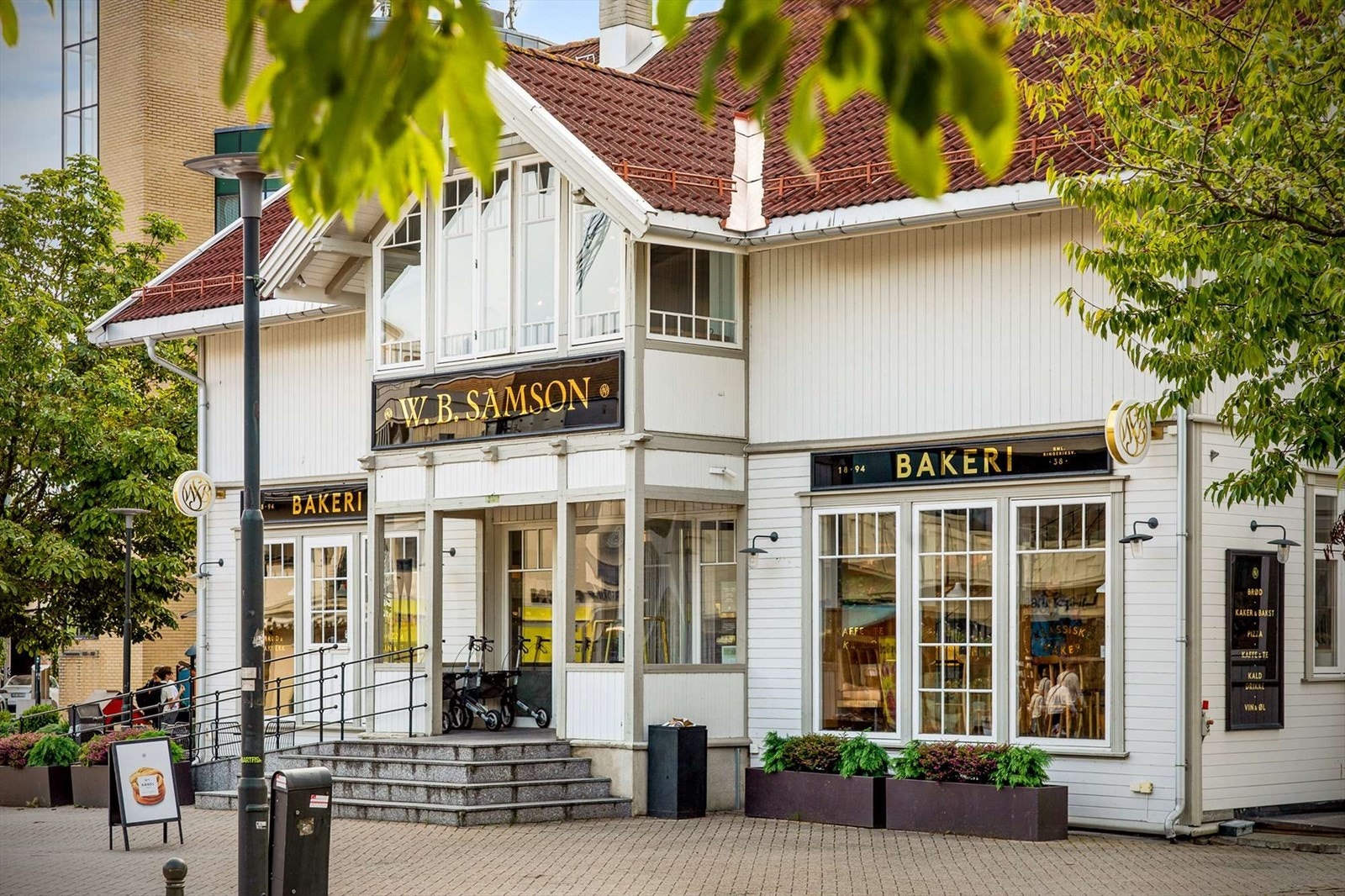 Området består av en rekke serveringssteder og butikker Galleribilde