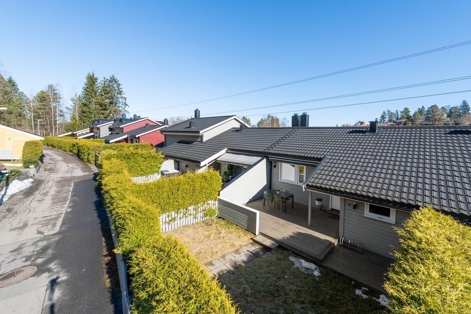 Vestvendt inngangsparti med hage og terrasse på ca. 26 m². Galleribilde