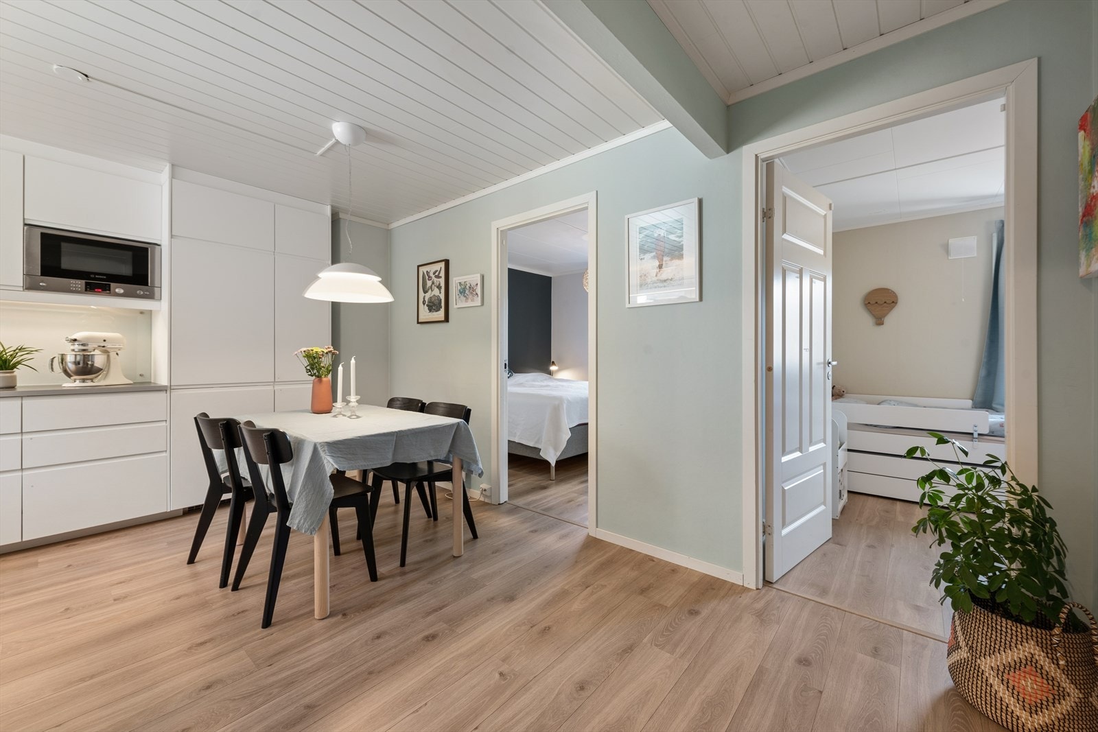 Spiseplass i tilknytning til kjøkken. Galleribilde