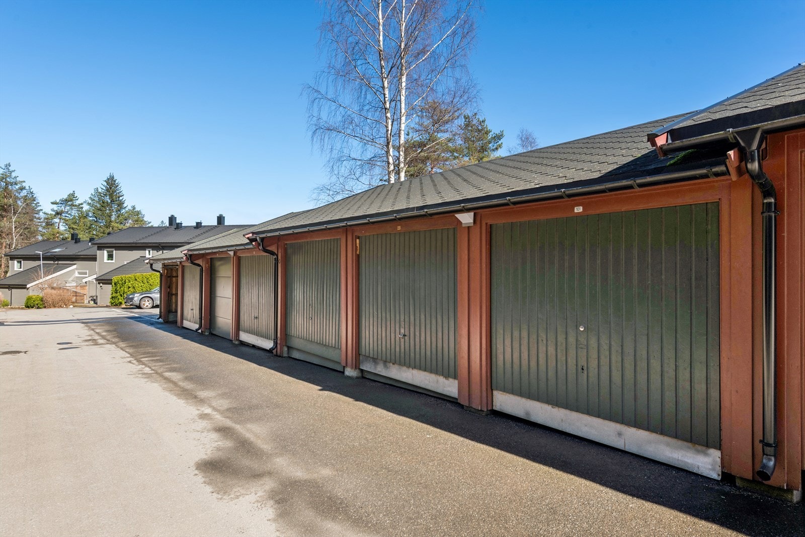 Garasjeplass med el-bil lader medfølger. Galleribilde