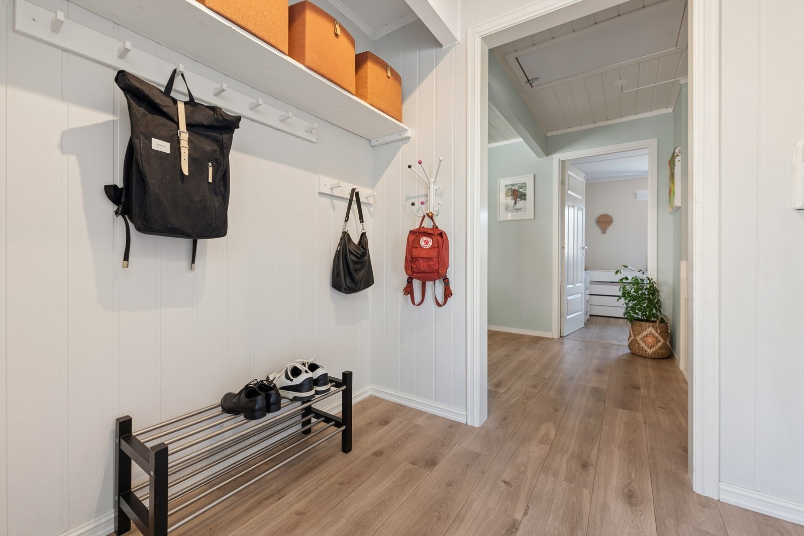 Velkommen inn! Lys og trivelig entré med god plass til å henge fra seg yttertøy. Galleribilde