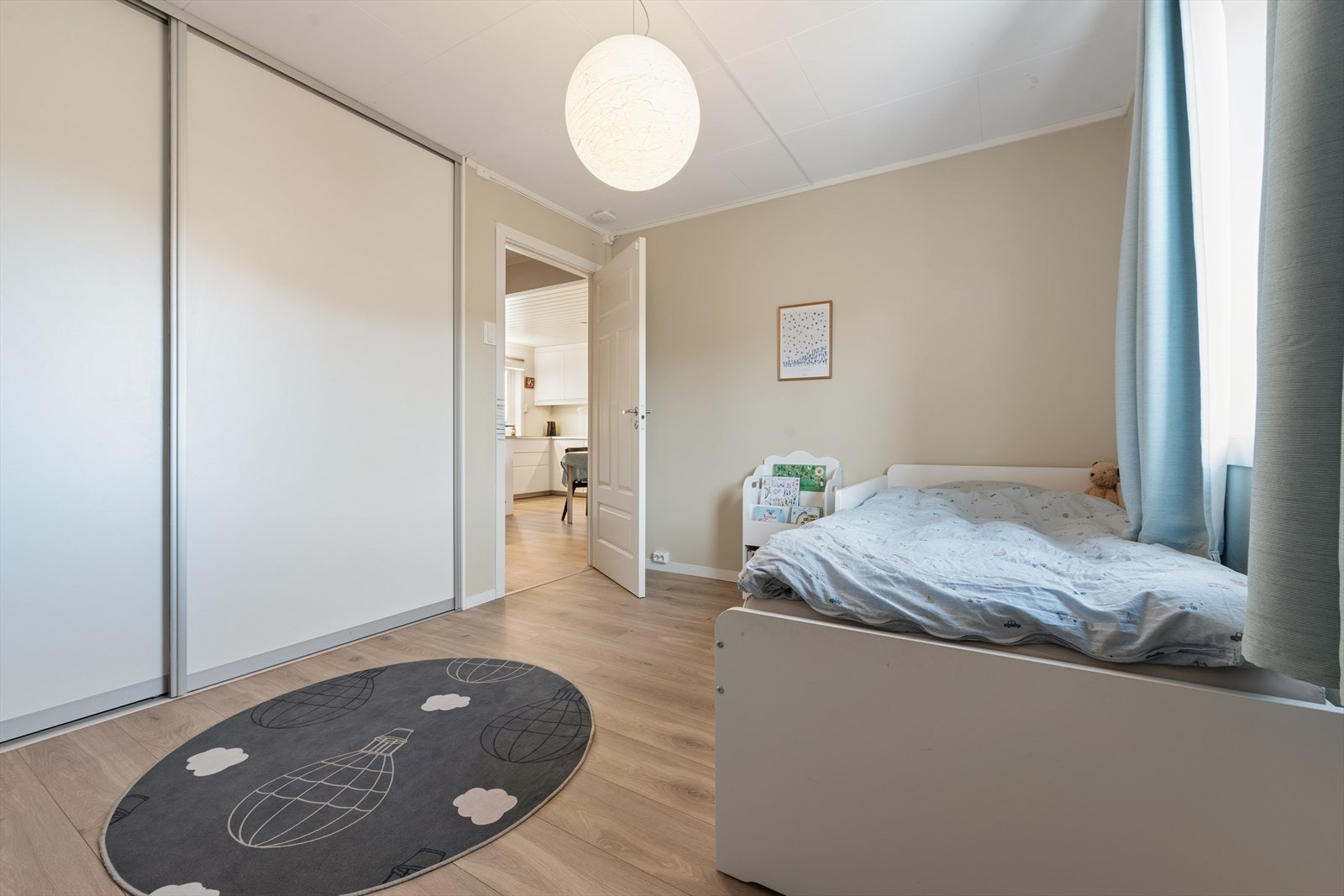 Soverom 2 med skyvedørsgarderobe (ny i 2023). Galleribilde