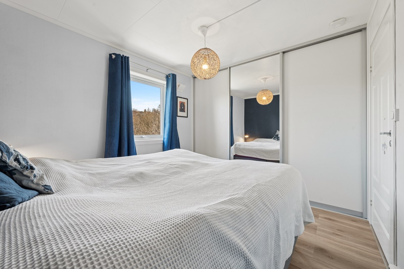 Soverom 1 med skyvedørsgarderobe (ny i 2023). Galleribilde