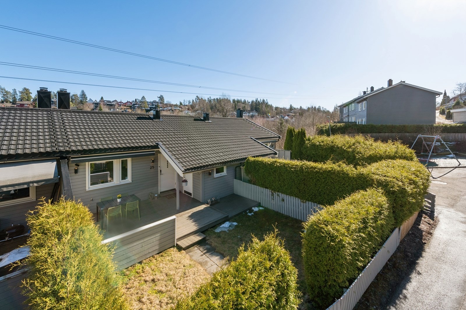 Pent og velholdt rekkehus over 2 plan + loft i populært og barnevennlig boligområde. Internt bomiljø med lekeplass og begrenset trafikk. Galleribilde
