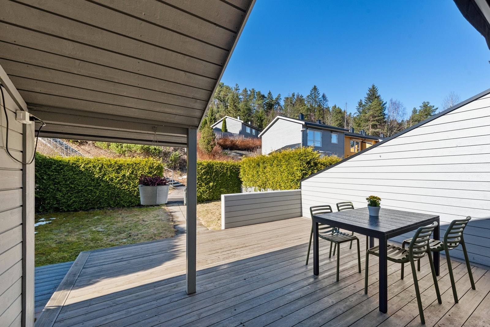 Vestvendt terrasse og hage. Galleribilde