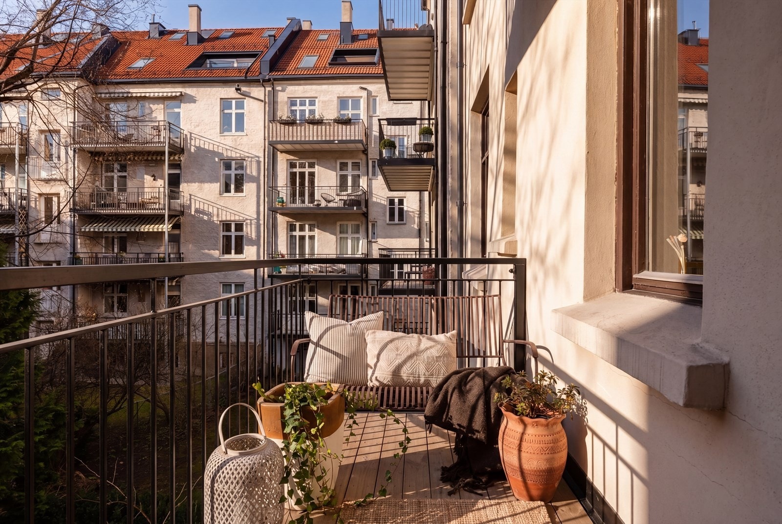 Utgang fra soverommet til balkong med god plass til utemøbler og beplantning. Balkongen var helt ny i 2024. Bildet er AI-redigert med sol-effekt da bildet ble tatt tidlig på dagen, avvik kan derfor forekomme. Galleribilde