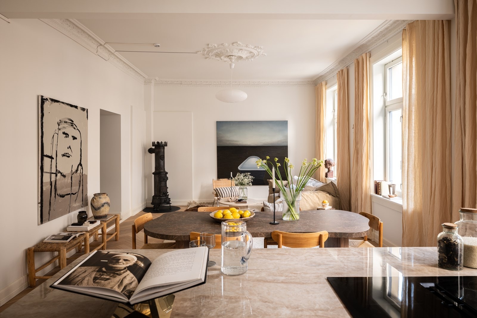 Generøs takhøyde på rundt 3 meter og vakker rosett i tak. Galleribilde