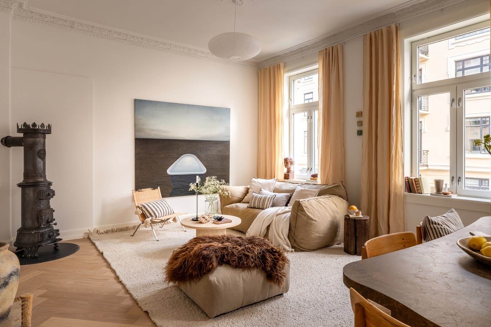 Naturlig plass til stor sofagruppe og tv-benk, og eventuell bokhylle hvis man ønsker det. Galleribilde