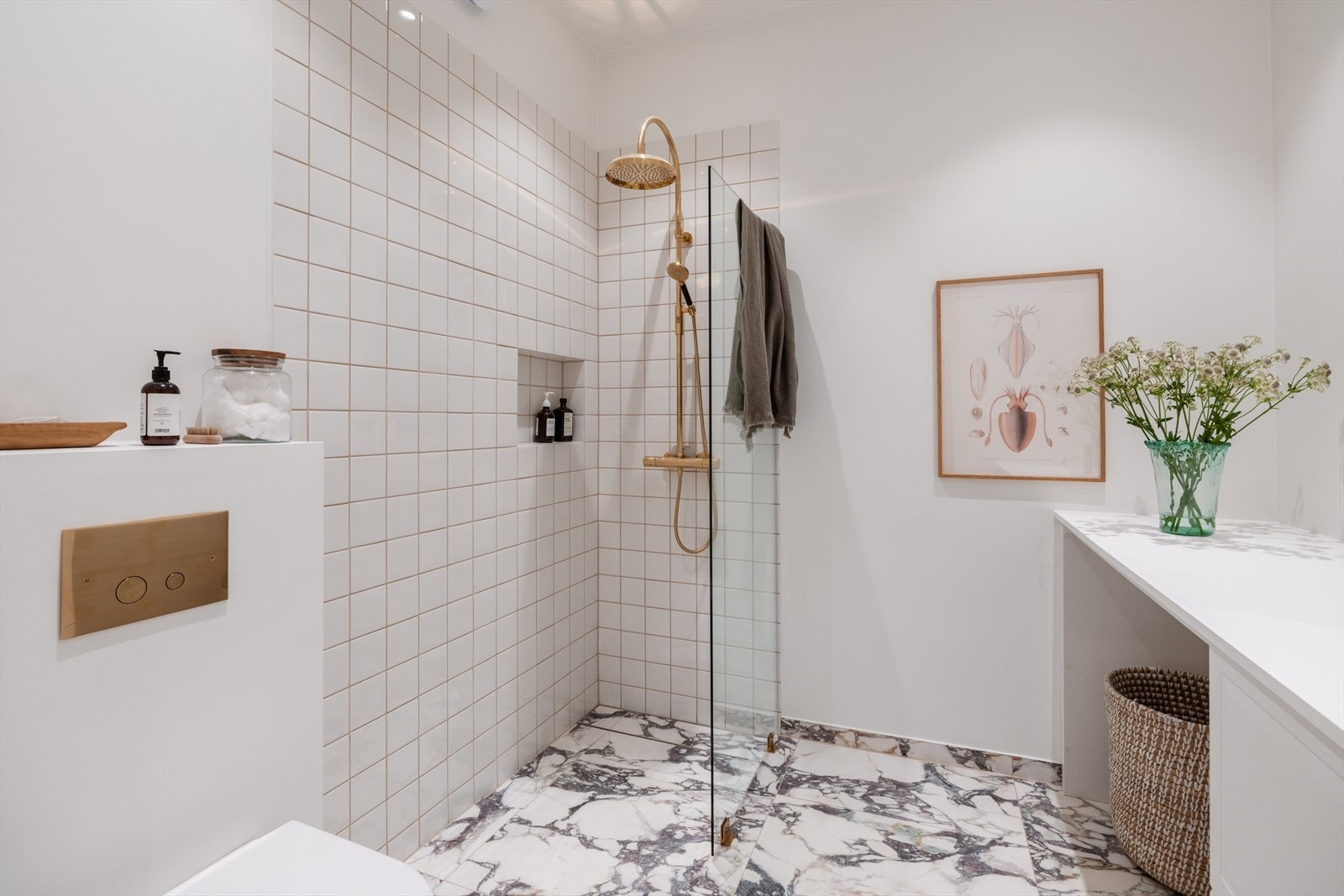 Fra gangen har man inngang til dette flotte badet som også er nytt i 2025/2026. Galleribilde