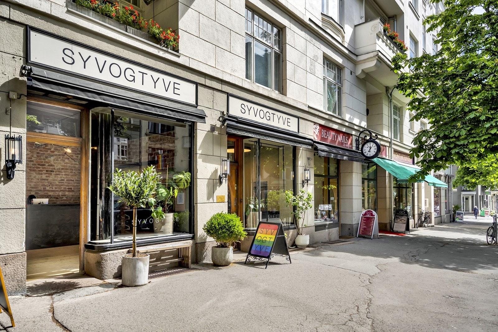 Bygården er beliggende i et veletablert boligområde med flere nisjebutikker, restaturanter og kaféer. Galleribilde