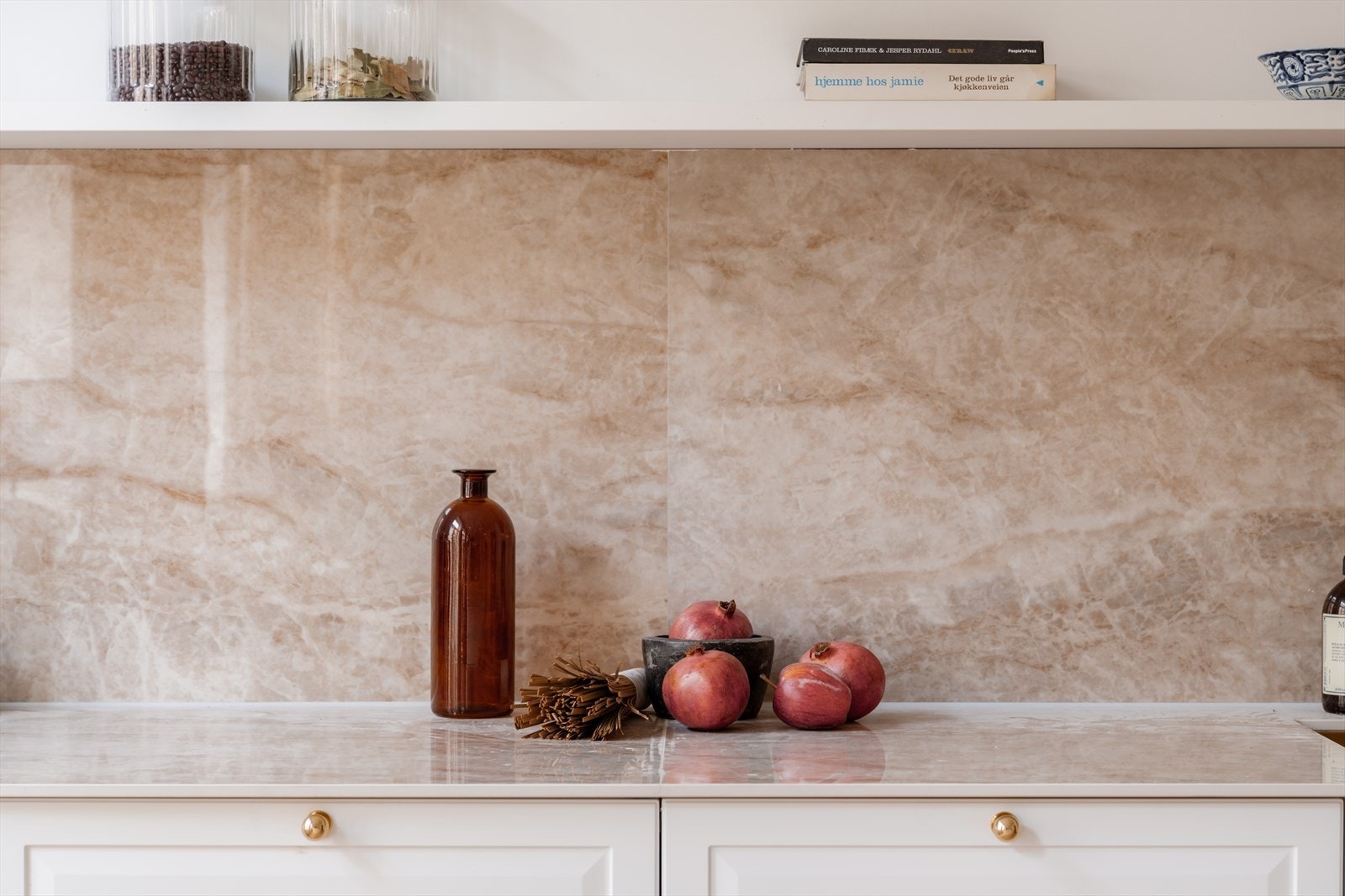 Helt nytt kjøkken fra 2025/2026 med kjøkkeninnredning fra KVIK og vakker benkeplate+backsplash i keramikk. Galleribilde