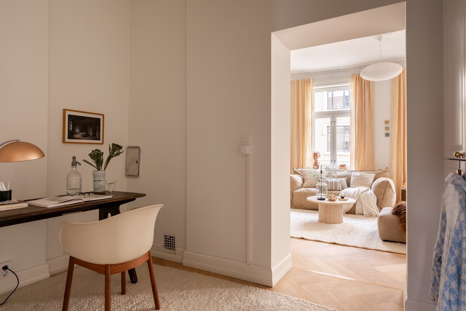 Det er satt opp en lettvegg i hovedsoverommet for å lage et eget kontor og/eller walk-in-closet. Galleribilde