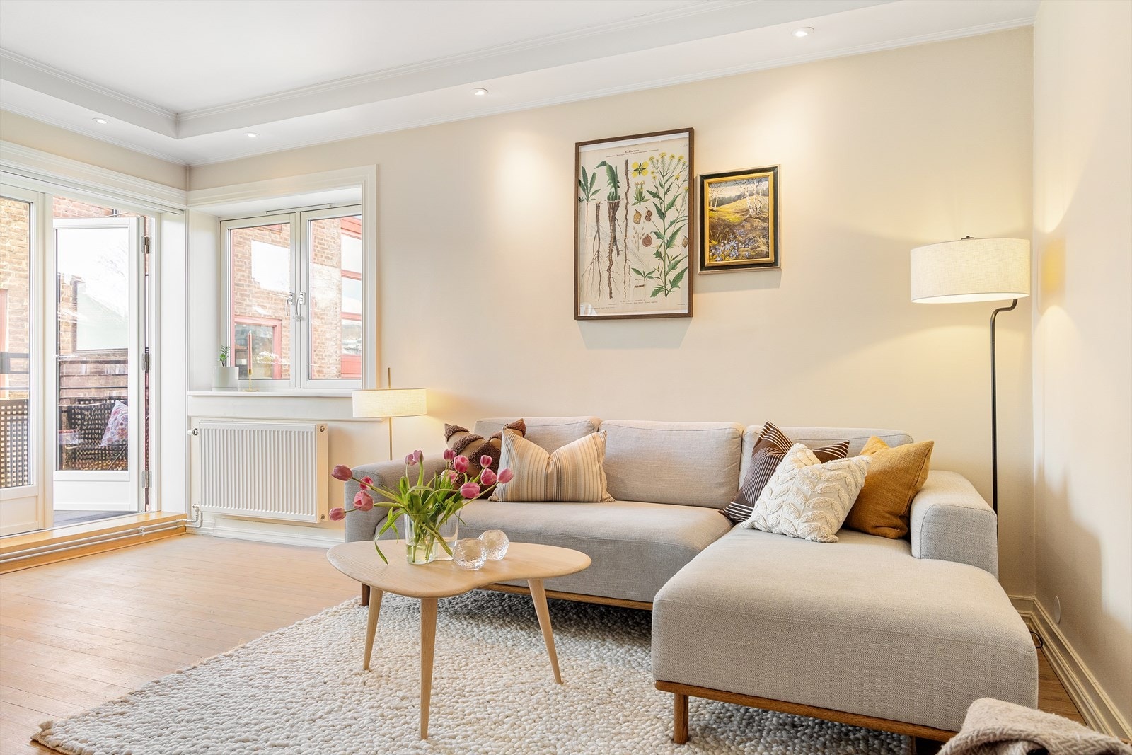 Her er det plass til både sofagruppe og spisebord, med fleksible møbleringsmuligheter. Galleribilde