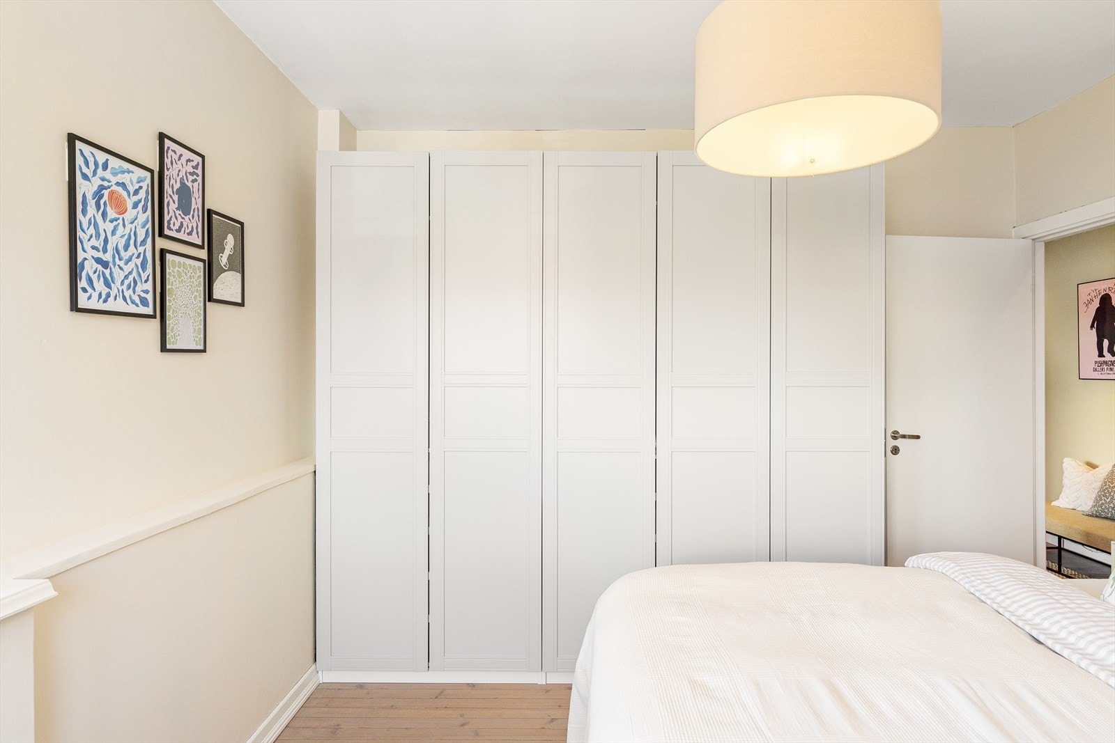 Soverommet har en stor garderobe fra IKEA. Galleribilde