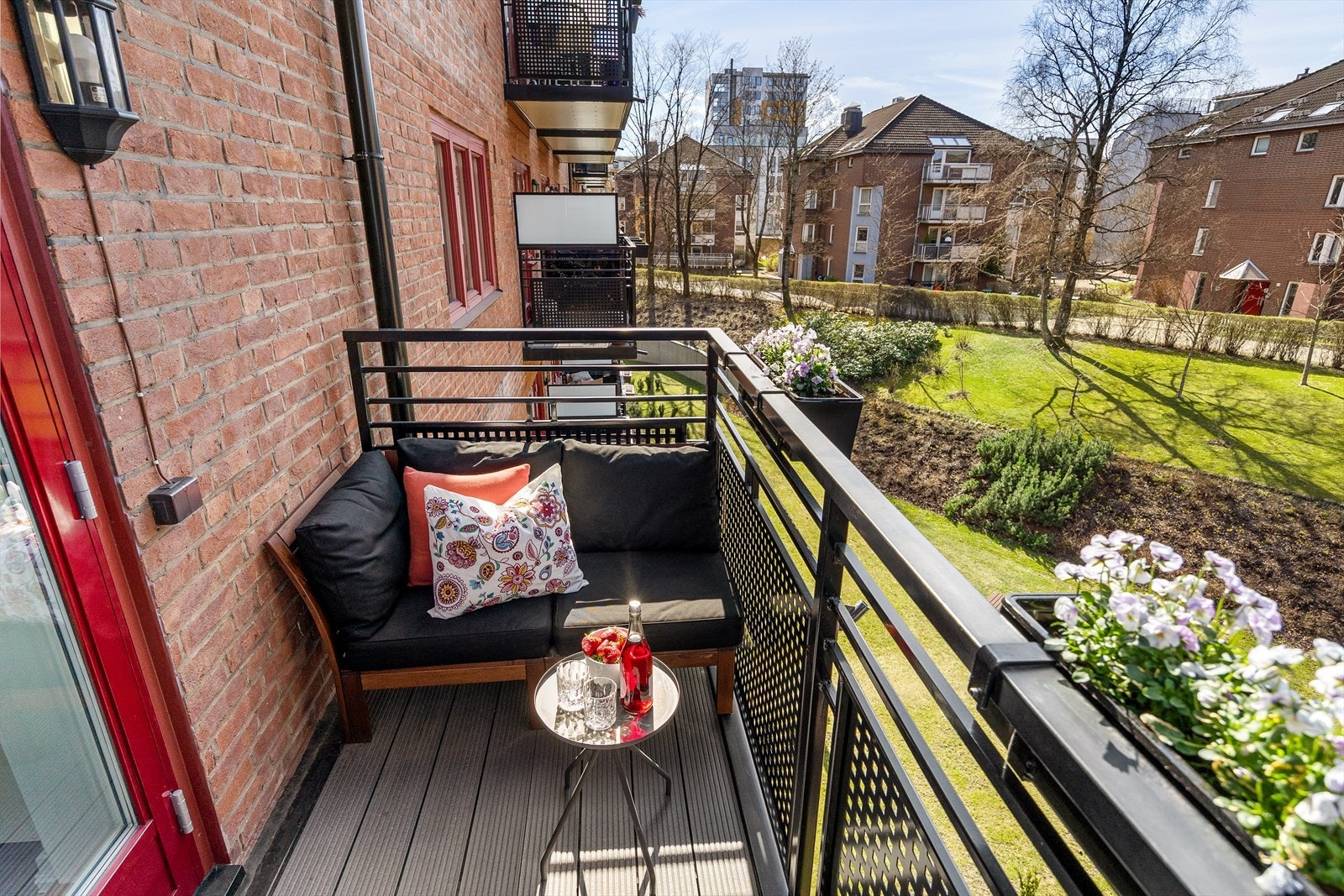 Fra stuen er det utgang til en vestvendt balkong med gode solforhold, som fungerer som en flott forlengelse av rommet. I vår- og sommerhalvåret blir balkongen en naturlig del av stuen, perfekt for hyggelige stunder med familie og venner. Galleribilde