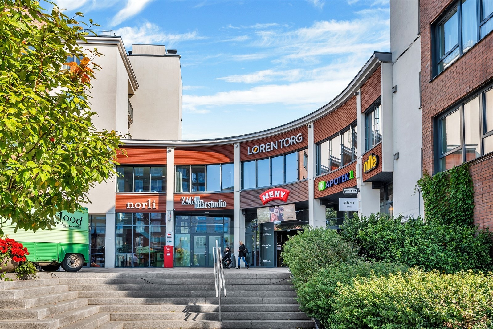 Rett ved Løren Torg - et moderne og levende område med alt av servicetilbud og butikker i nærheten. Galleribilde