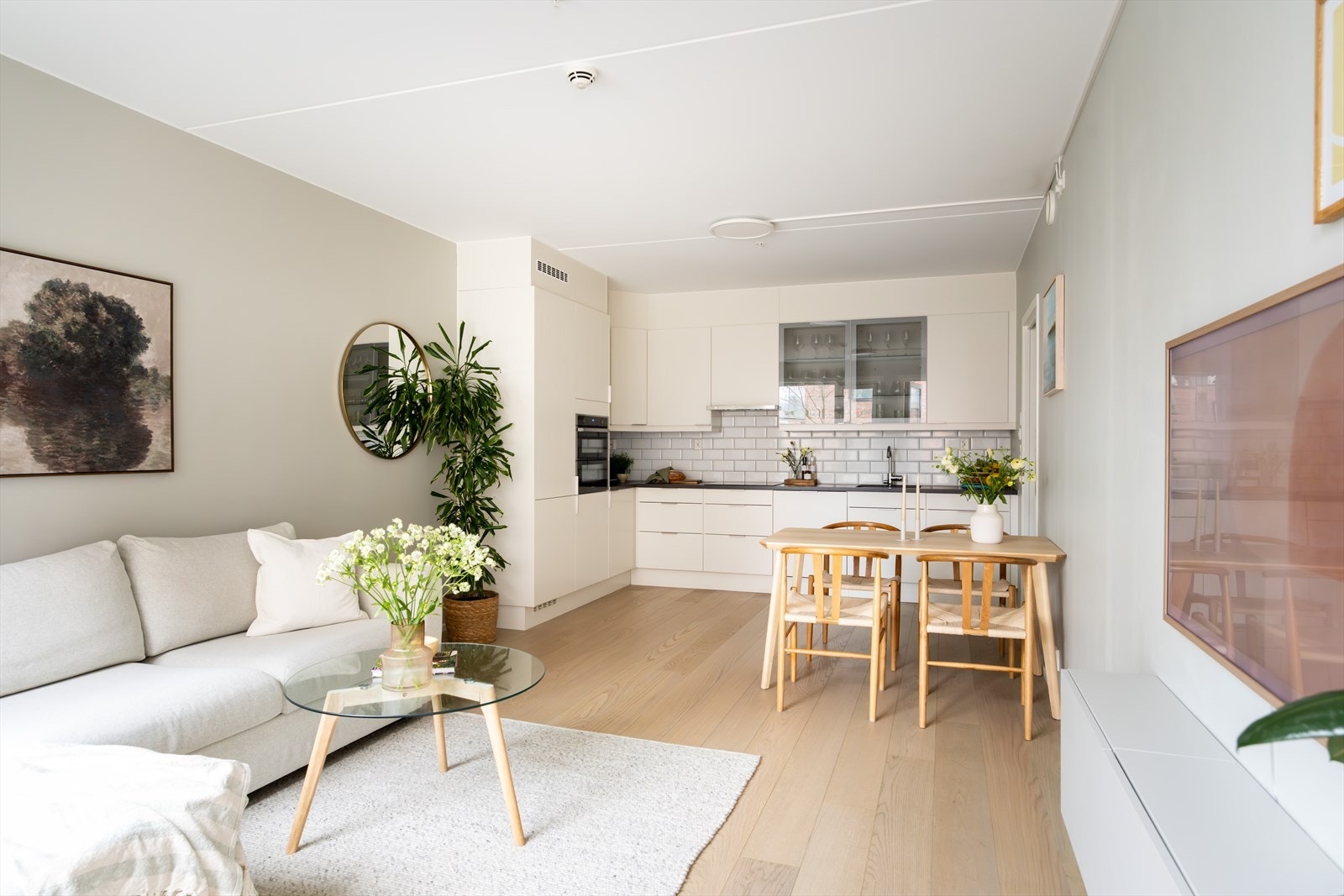 Gode møbleringsmuligheter for sofagruppe, spisebord og annet møblement. Galleribilde