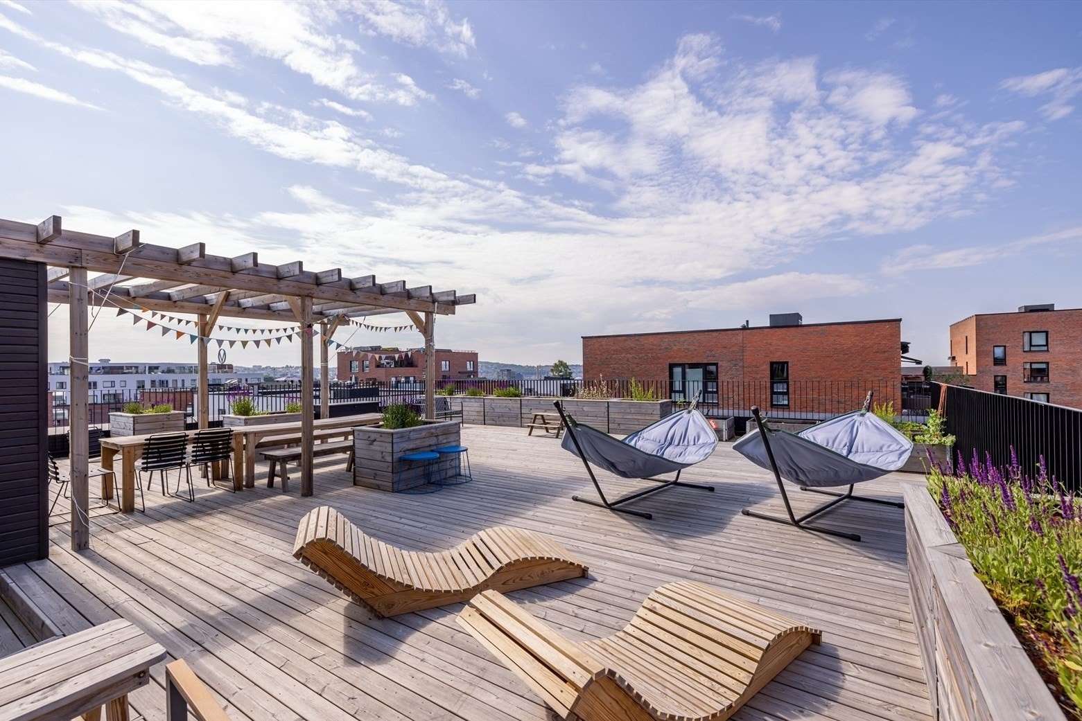 Boligblokken har en stor og fin felles takterrasse til bruk for beboere. Galleribilde