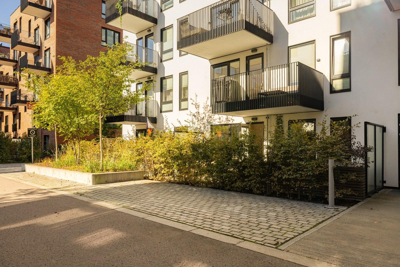 Sommerbilde | Selger leier en garasjeplass med elbil lader i dag, med mulighet for overta kontrakt. Kontakt megler for mer info. Galleribilde