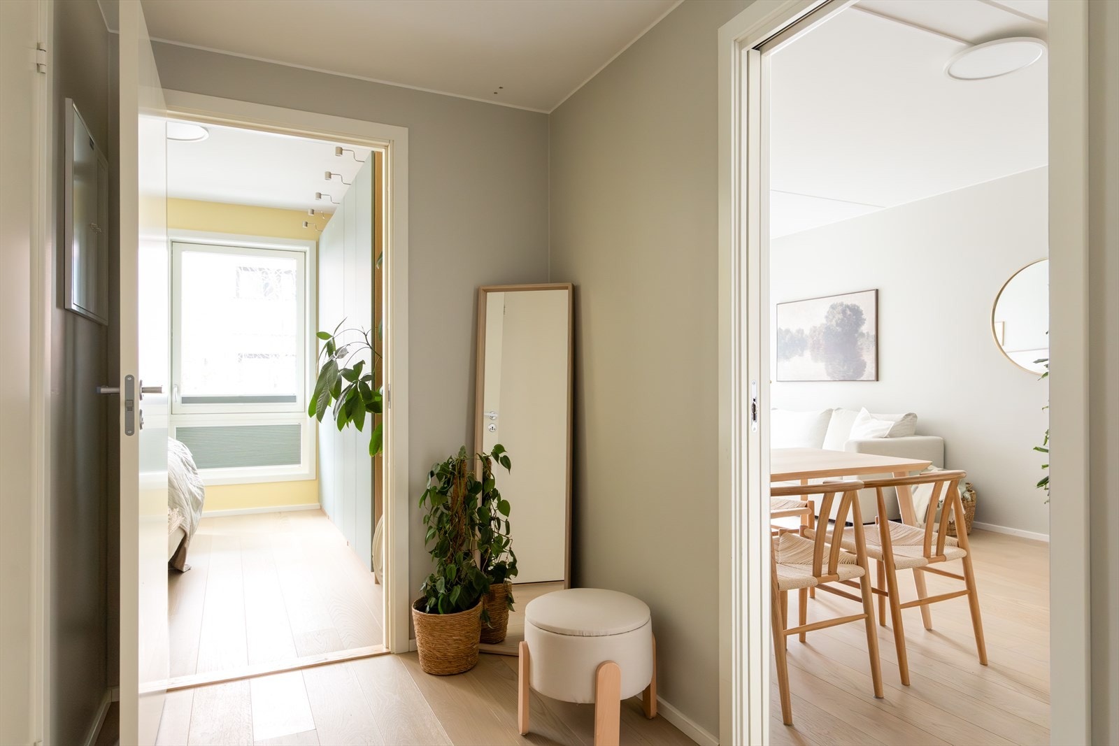 Leiligheten har direkte adkomst. Her er det plass til å sette inn garderobeskap for oppbevaring av klær og sko. Galleribilde