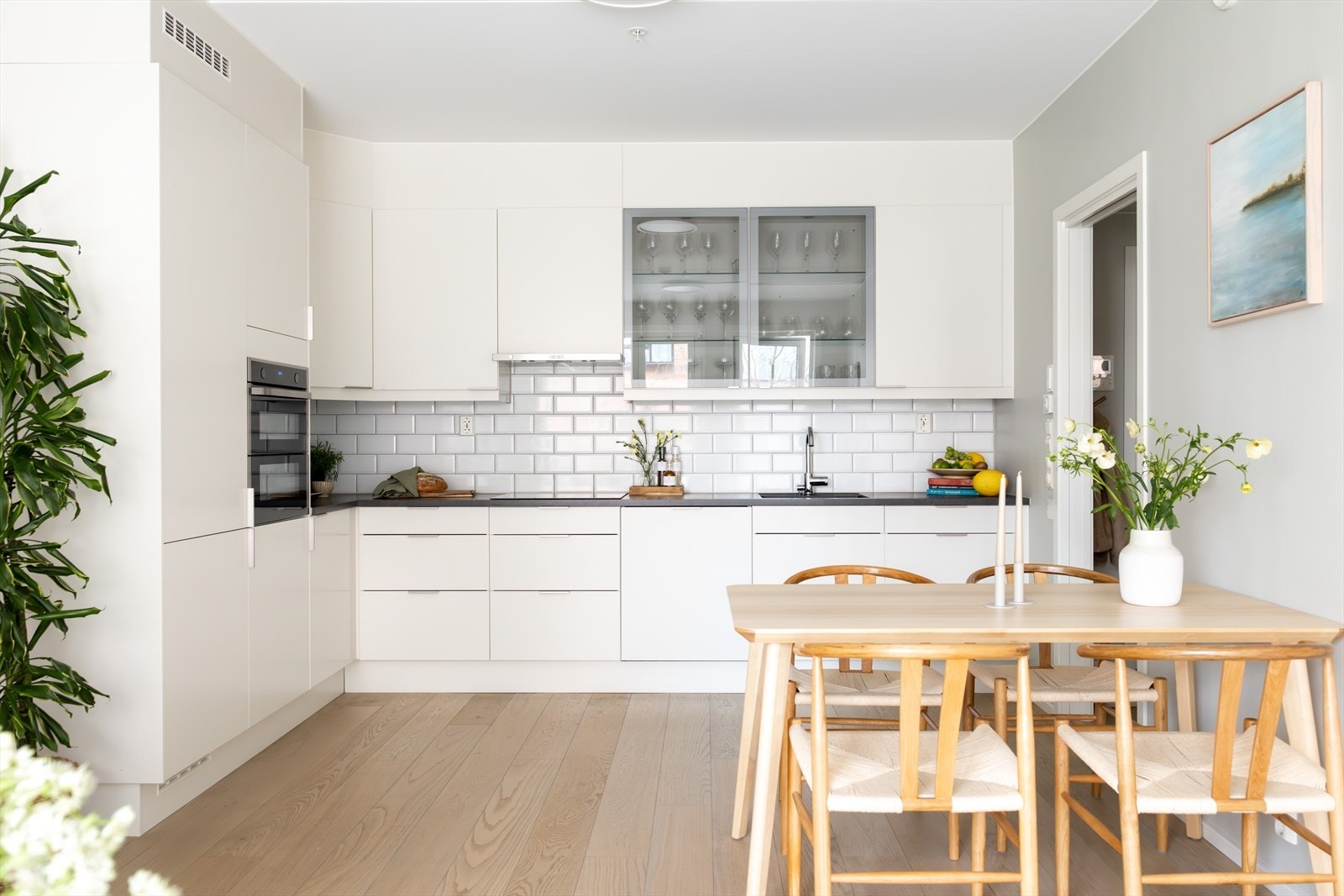 Sigdal kjøkkeninnredning fra 2019 med rikelig skap- og benkeplass, for både oppbevaring og matlagning. Galleribilde