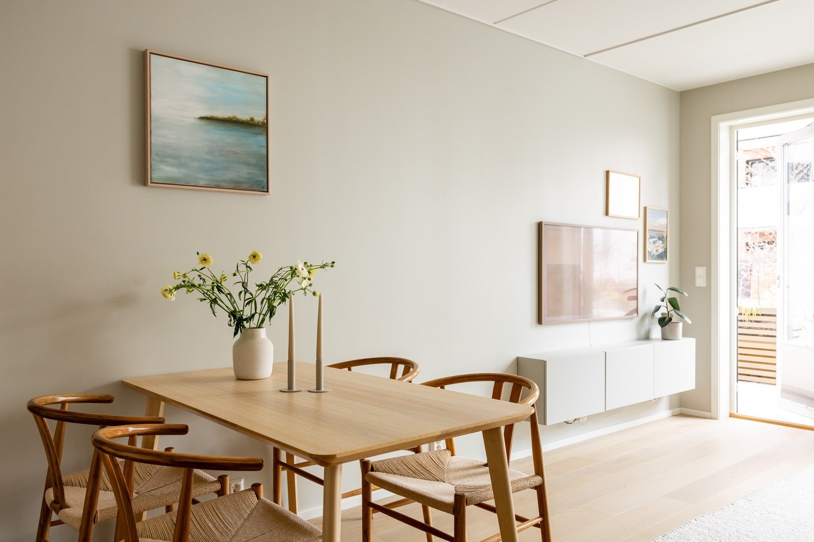 God plass til stort spisebord - inviter venner og familie til et hyggelig måltid! Galleribilde