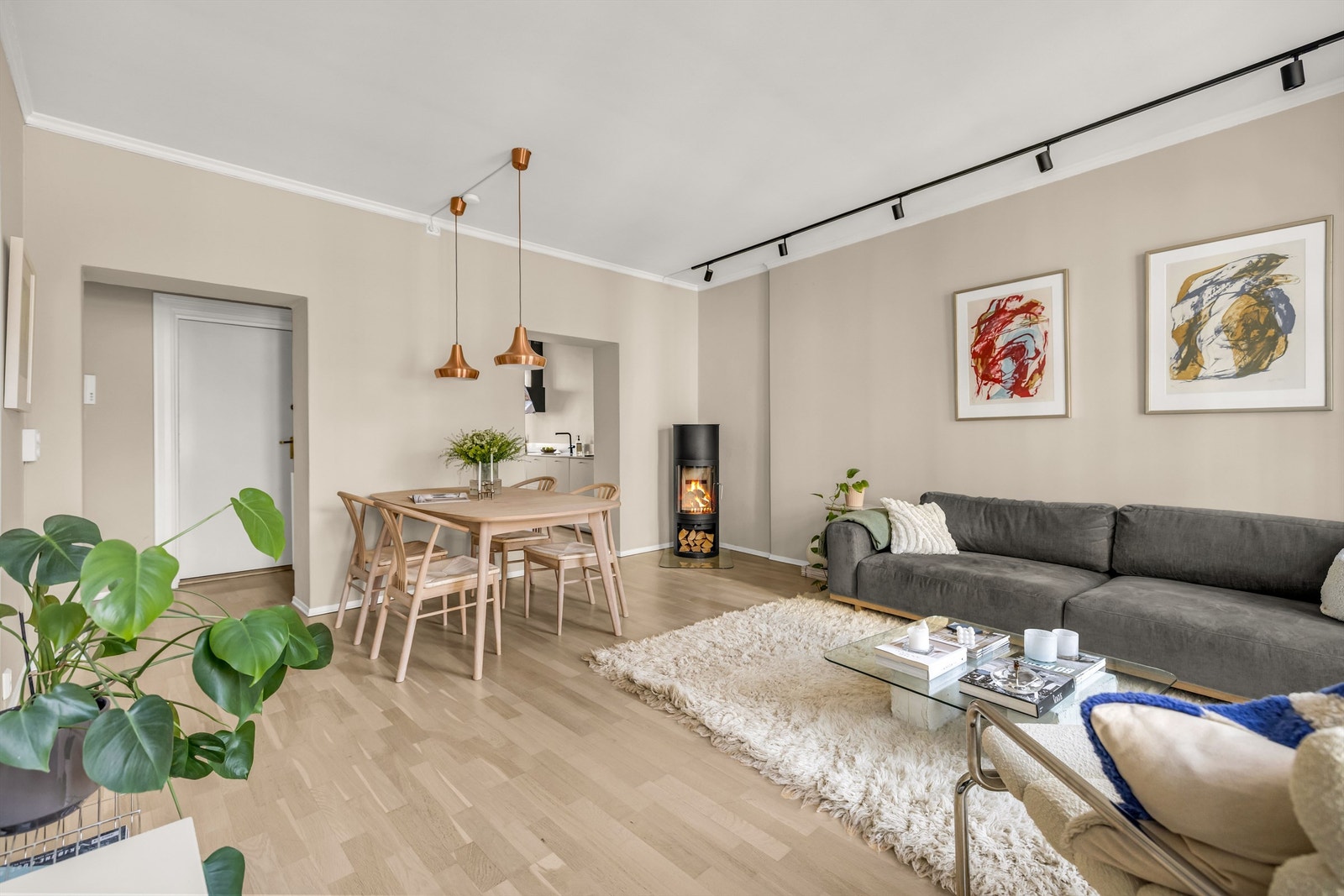 Stuen har naturlig plassering for sofa, mediemøblement og stort spisebord. Galleribilde