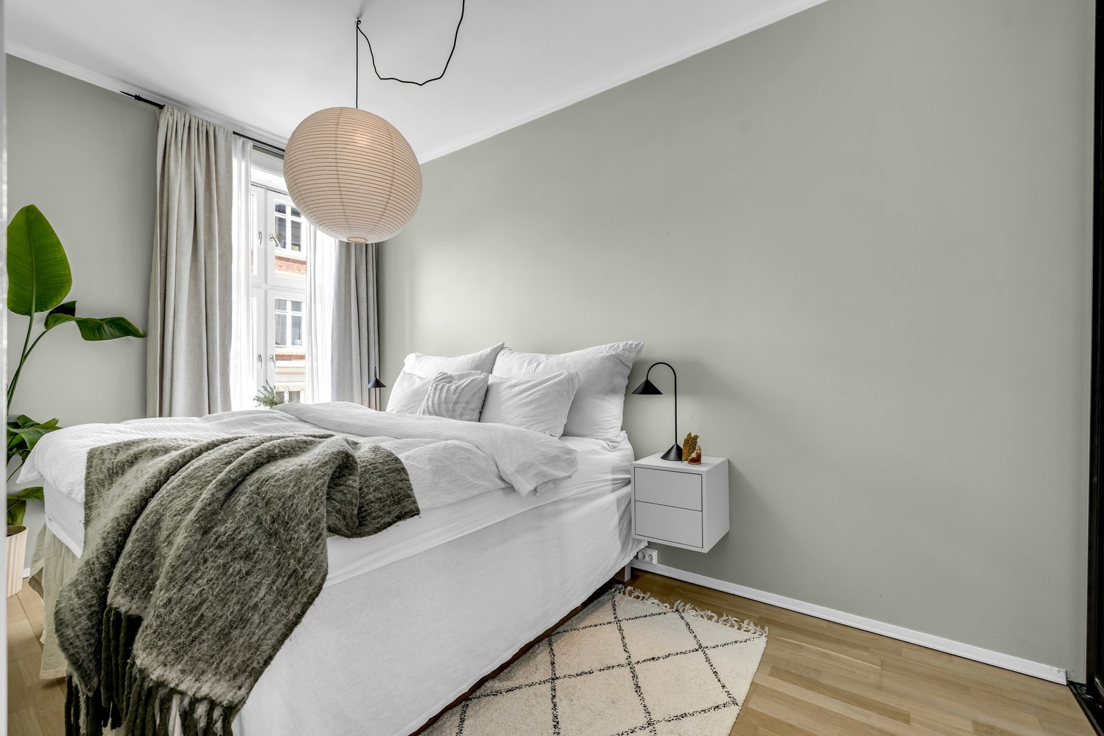 Stort og romslig soverom med god plass til dobbeltseng, nattbord på hver side. Galleribilde