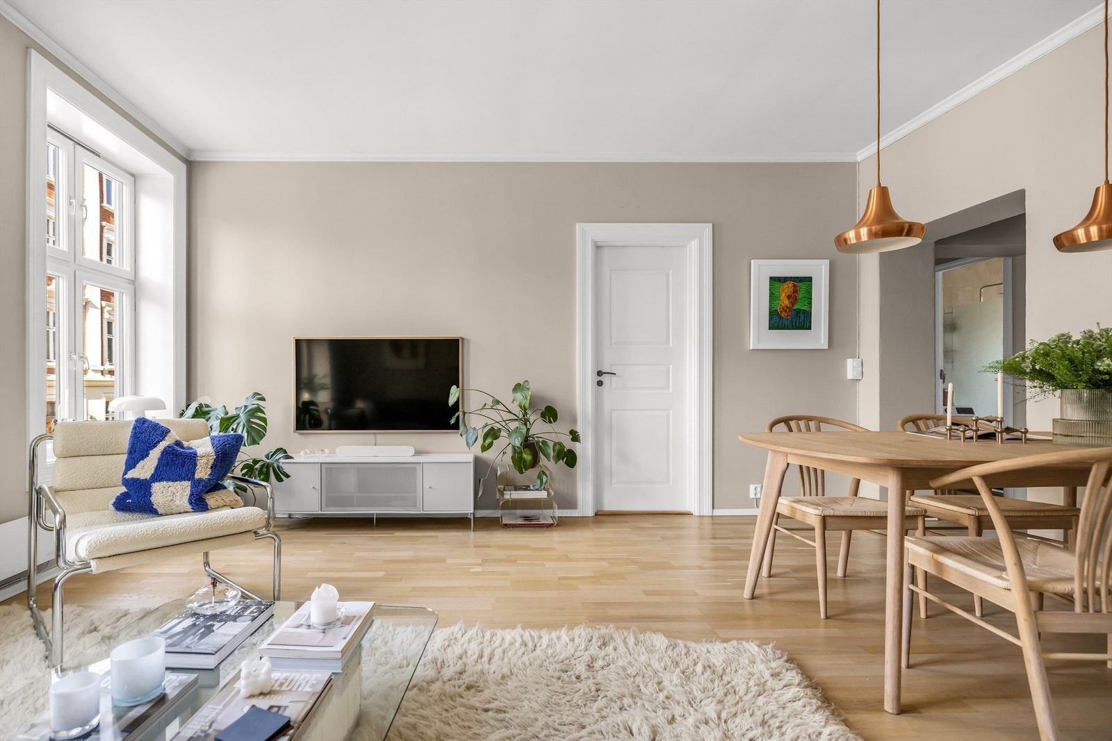 De store vindusflatene og den gode takhøyden bidrar til en lys og luftig atmosfære i rommet. Galleribilde