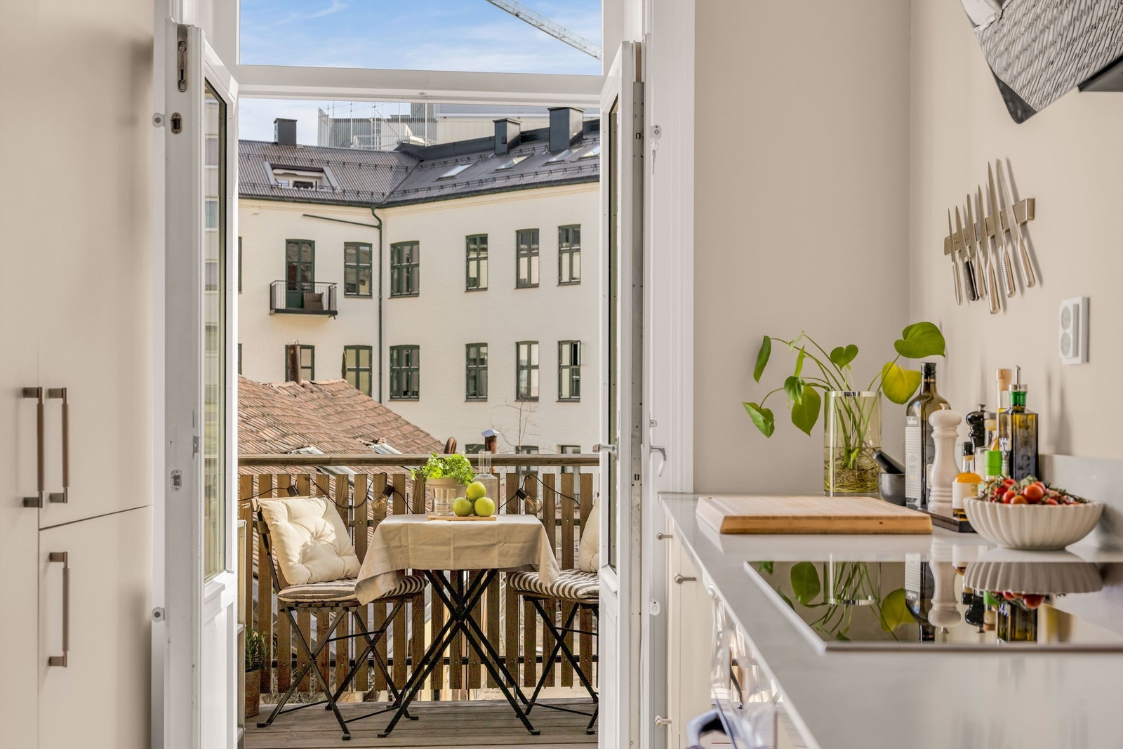Utgang til hyggelig balkong fra kjøkkenet. Galleribilde