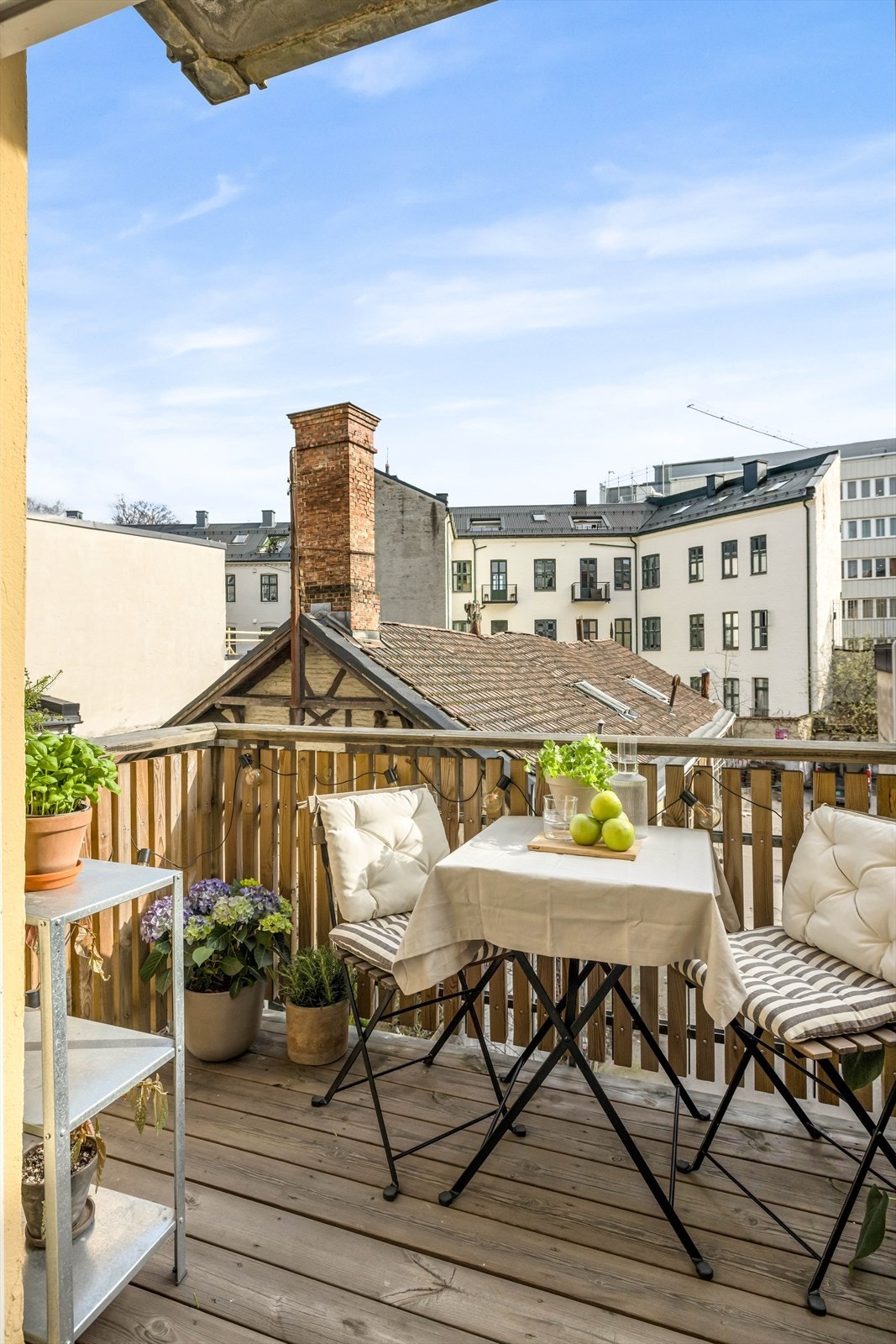 Balkongen er sydvendt med sol fra ca kl 08-17 sommerstid. Galleribilde