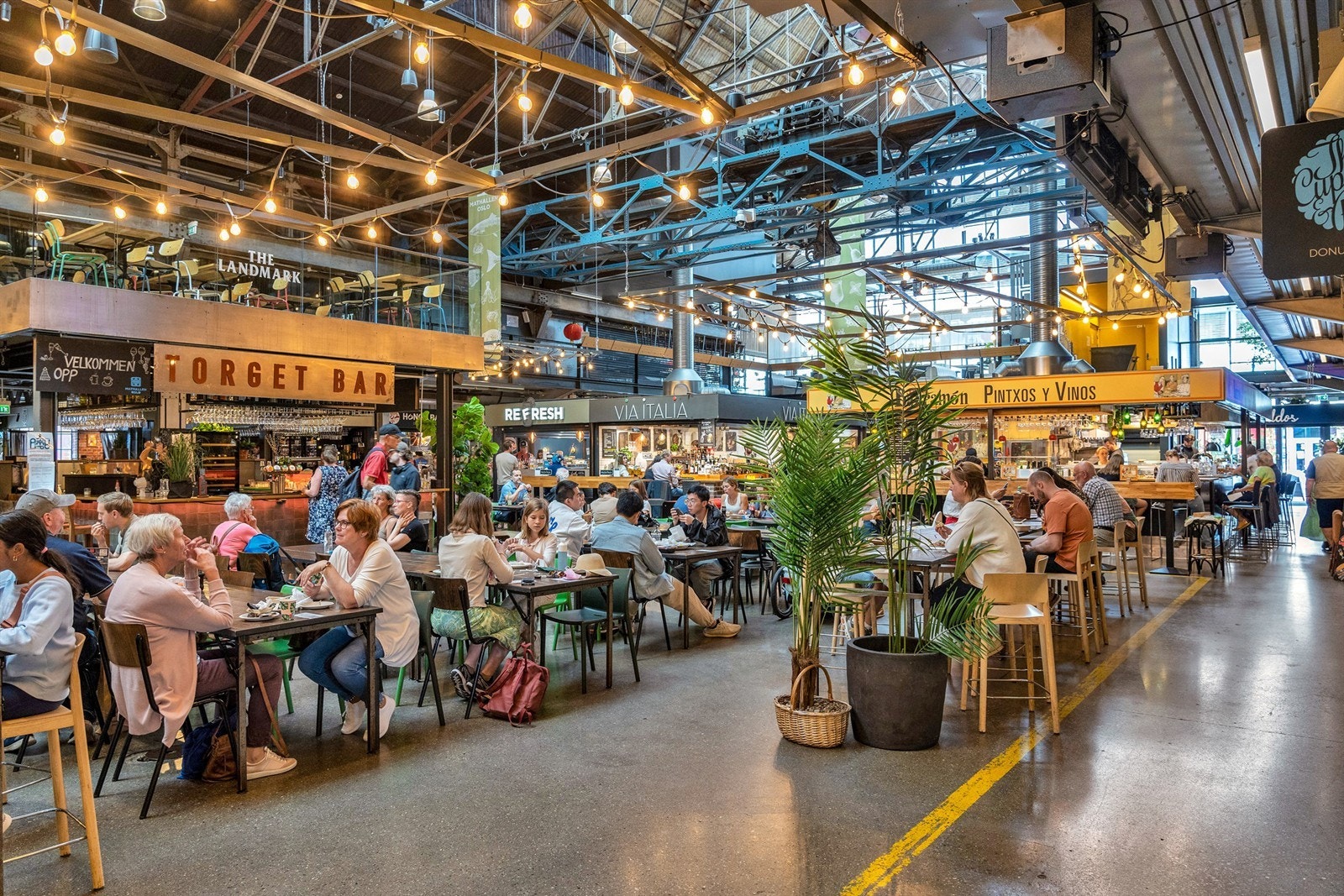 Her finner du alt fra Mathallen og spennende restauranter til unike vintagebutikker, gallerier og et yrende uteliv. Mathallen er en arena for unike smaksopplevelser med det beste av norsk og internasjonal mat. Galleribilde