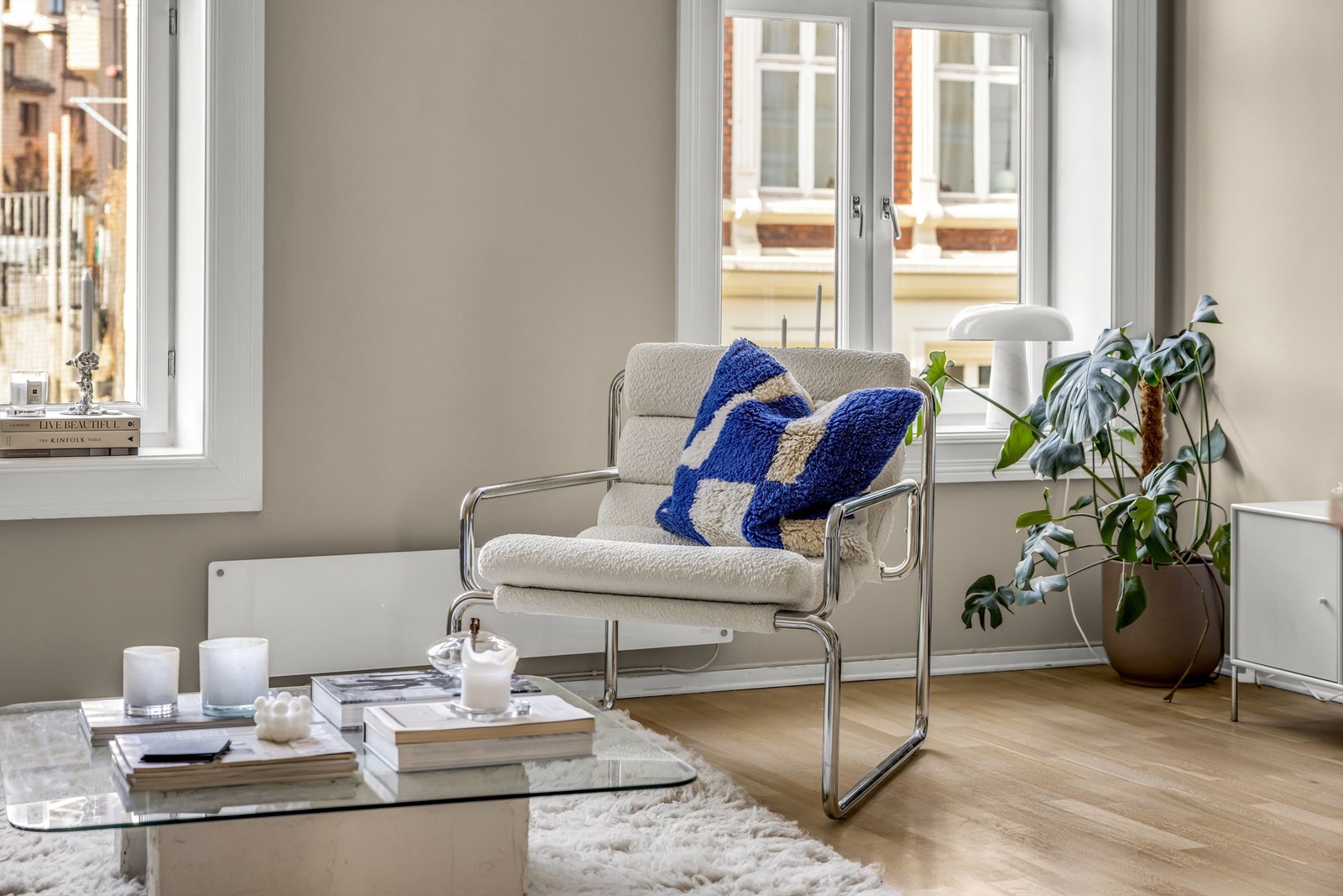 Overflatene er malt i en behagelig og moderne fargetone, og på gulvet er det lagt parkett Galleribilde