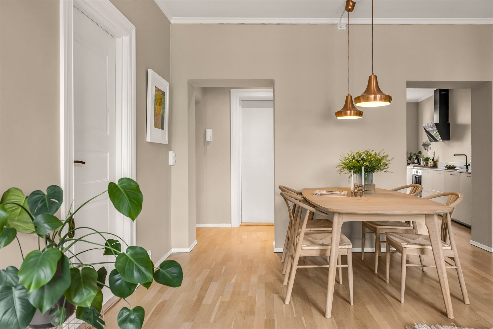 Det er god plass til stort spisebord og hyggelige måltider i det store oppholdsrommet. Galleribilde