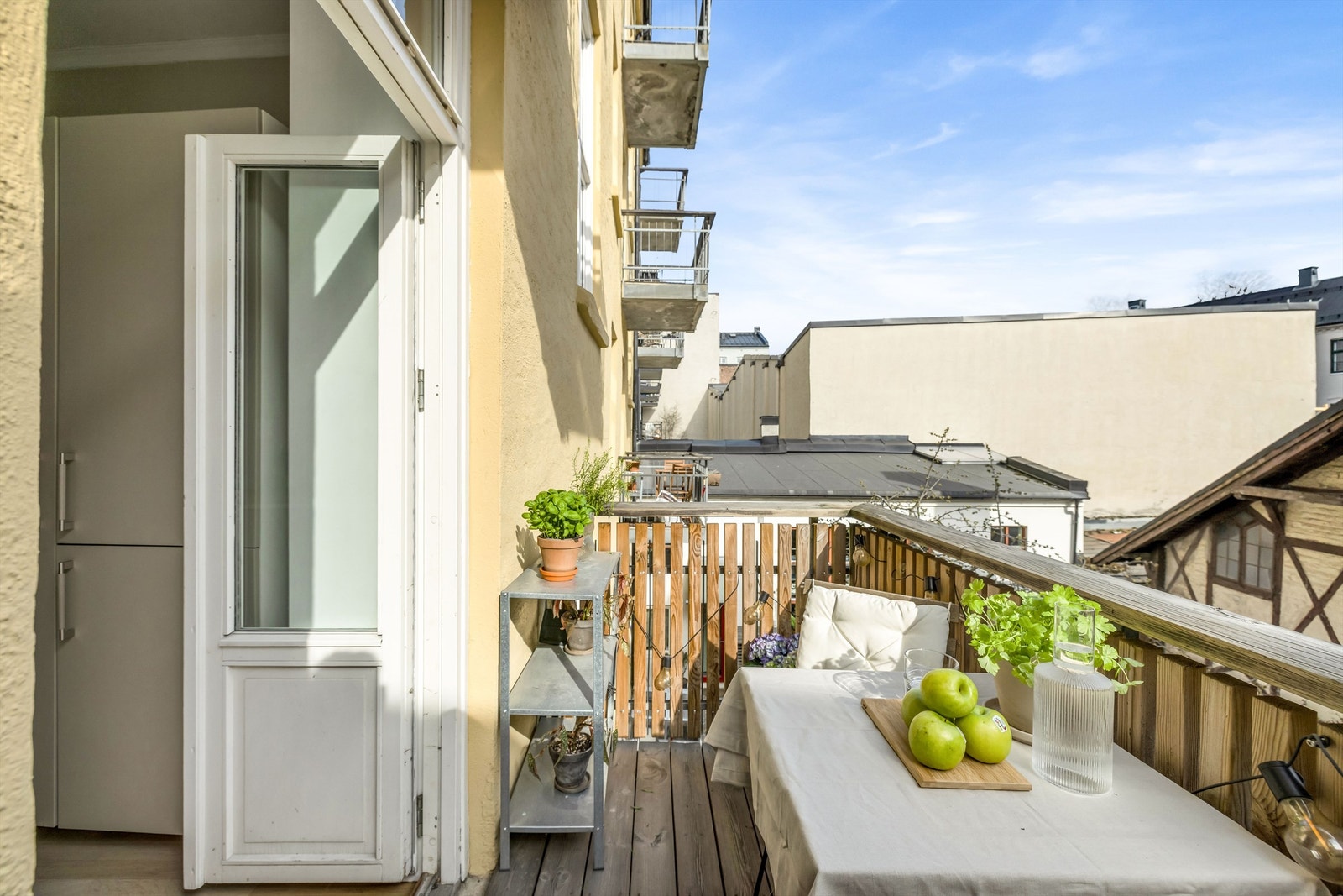 Balkongen ligger rolig til, vendt mot hyggelig bakgård. Galleribilde