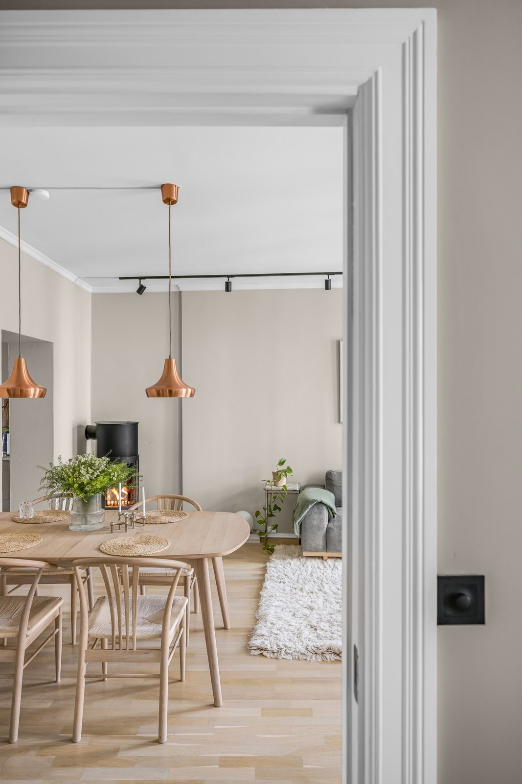 Hele leiligheten er malt opp i en dus og behagelig fargepalett. Galleribilde