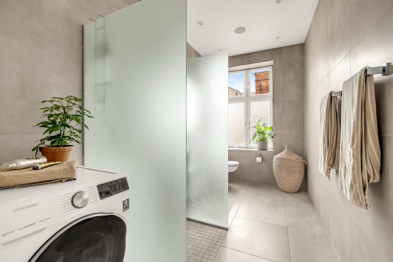 Lekkert bad av god størrelse, smakfullt oppusset i 2018 av fagfolk. Det er opplegg for vaskemaskin på badet. Galleribilde