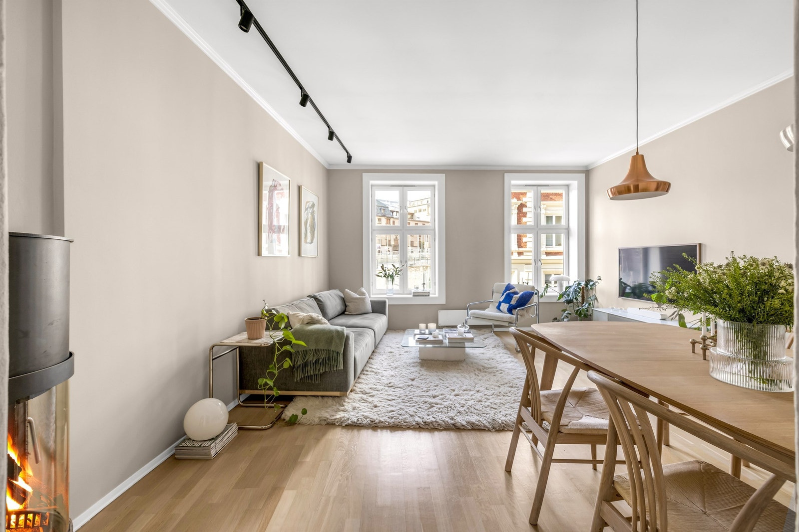 Leiligheten har en luftig og harmonisk planløsning med store vindusflater, generøs takhøyde og en gjennomgående flott romfølelse. Galleribilde