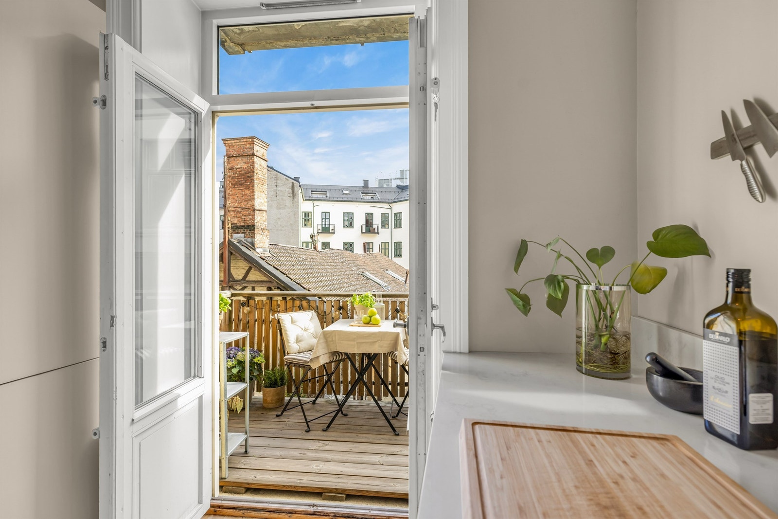 Her kan du nyte morgenkaffen og gode måltider på varme sommerdager. Galleribilde