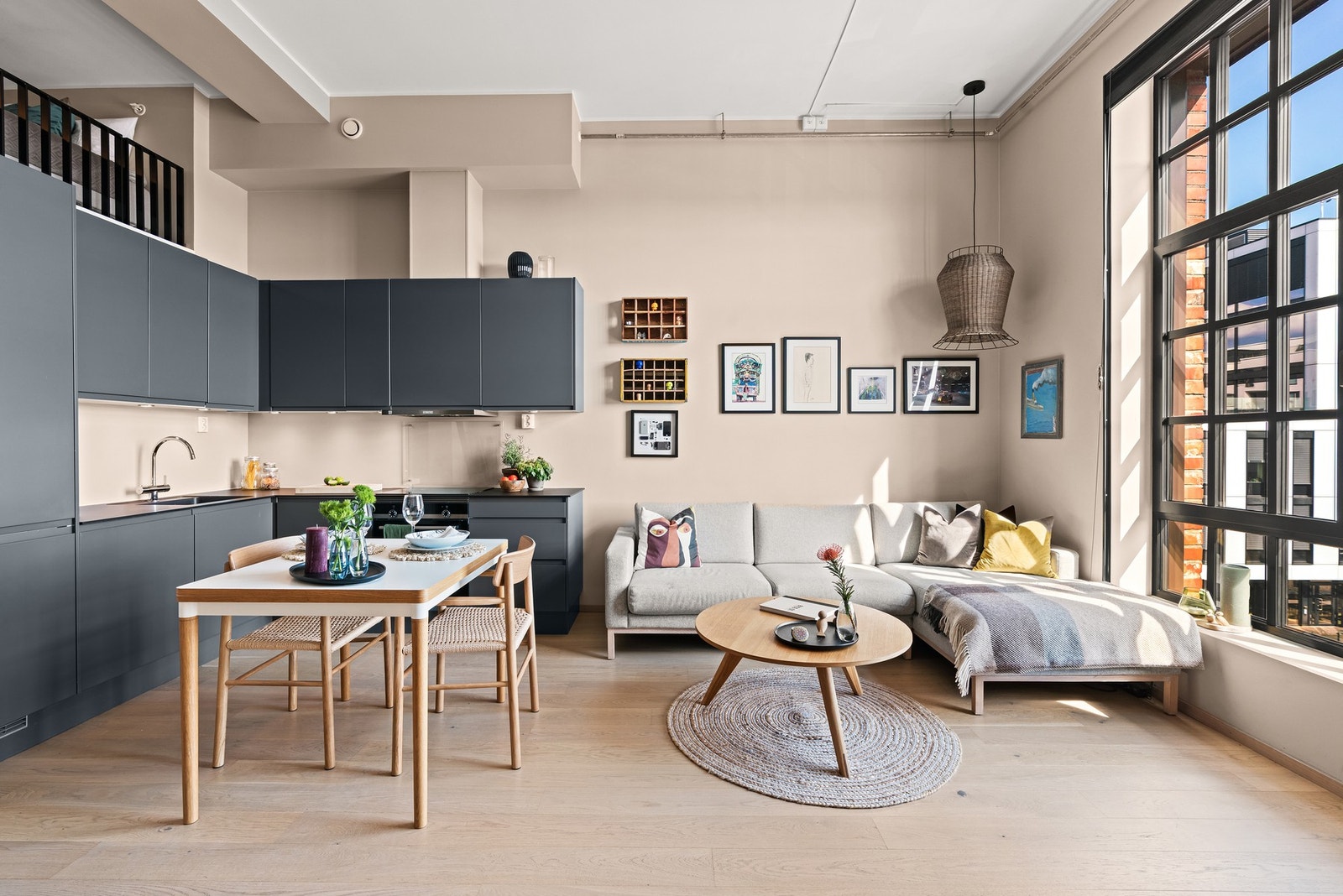 Flott 1-stavs eikeparkett og vannbåren gulvvarme kombinert med lunt beige fargevalg Galleribilde