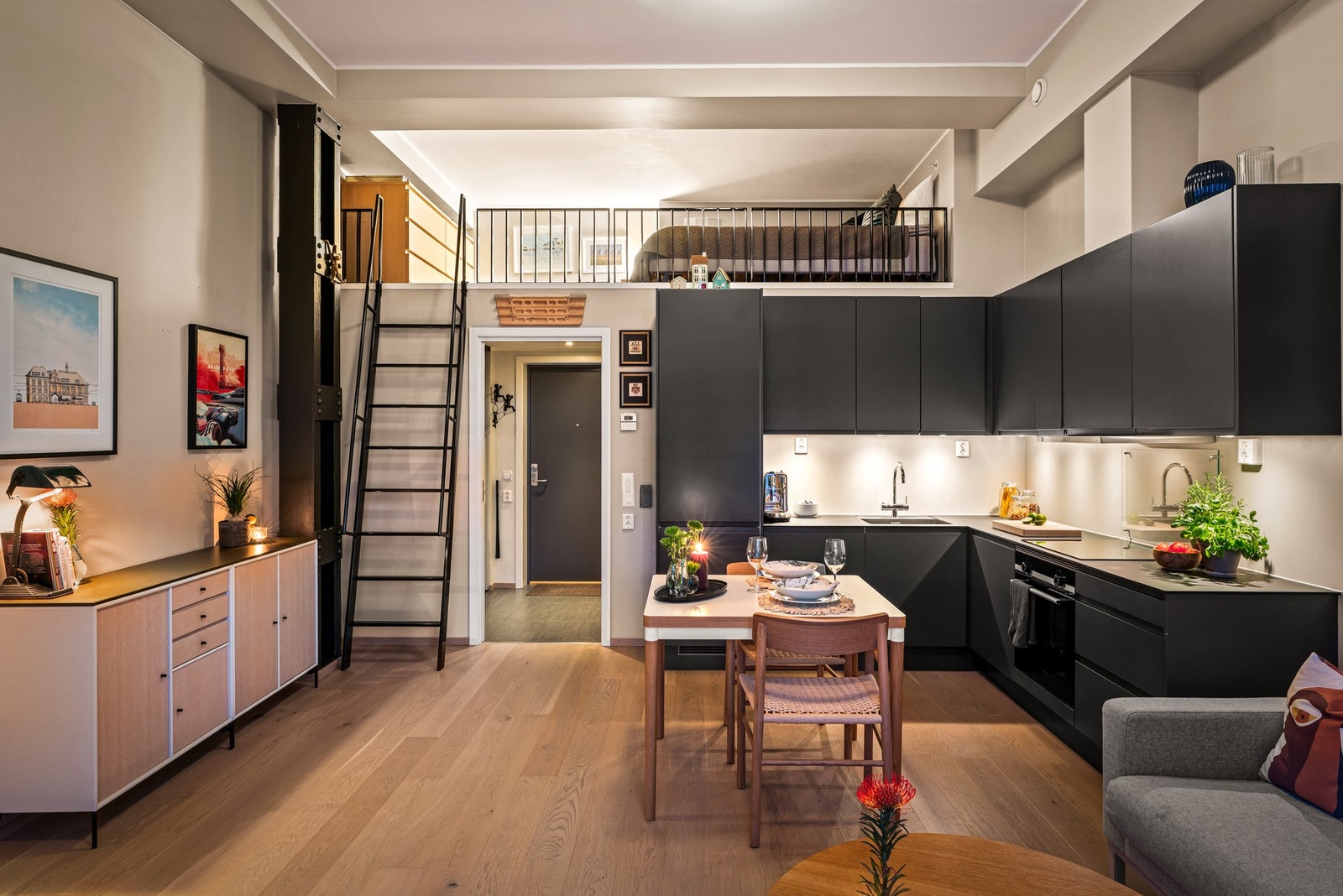 Koselig og lun kveldsstemning med plass til venner og familie Galleribilde